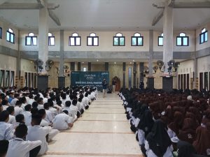 1000 Santri dan Warga Ponpes Al-Mujahidin Mengikuti Edukasi Cinta Bangga Paham Rupiah sekaligus Buka Puasa Bersama KPw BI Balikpapan.